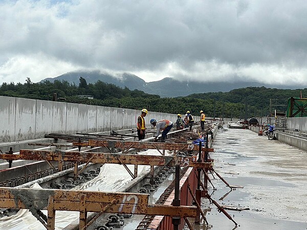 台鐵局日前完成位於宜蘭線的「第三雙溪橋」最後一跨橋面，正全力執行鋪軌作業全力執行鋪軌作業。圖／台鐵提供