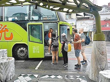 花蓮偏鄉接駁多依靠公路客運,不過,近5年有4條路線因路線重複及搭乘量低暫停營運。(本報資料照片)