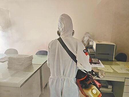 
台南市登革熱至19日累計已達1620例，防疫人員持續走進家戶噴藥。（曹婷婷攝）
