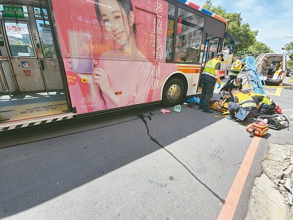 新北中和昨發生一起死亡車禍,台北客運「六六七」路公車左轉時,疑未注意及禮讓行人,導致八旬老翁在過馬路時遭輾身亡。記者王長鼎/翻攝