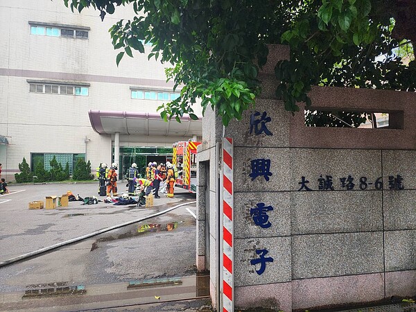 印刷電路板(PCB)生產商、上市公司欣興電子(3037)位於桃園市桃園區的大誠廠,今天下午3點多驚傳火警,火勢在傍晚5點10分撲滅,起火原因和財物損失待估算。記者陳恩惠/翻攝