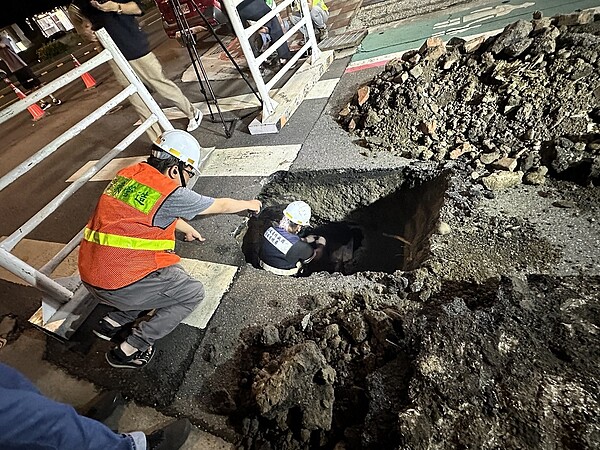 陳怡君到場了解天坑原因指出,因雨水溝側溝溝體破損,導致出現小部分路面下陷,坑洞範圍約路面長寬各1公尺、深度約1公尺。圖/陳怡君提供