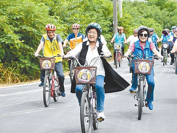 騎乘自行車是暢遊糖鐵國家綠道彰化段的最佳方式。圖/彰縣府提供