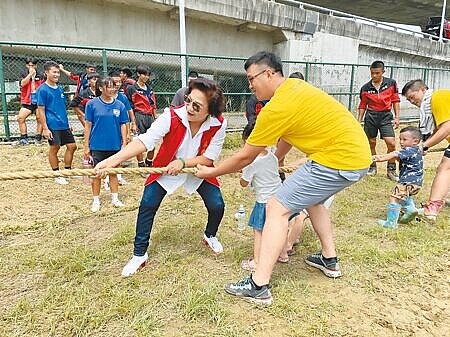 
台中市議員林碧秀（左）爭取將太原棒球場邊側作為拔河訓練基地並增設拔河機，19日落成啟用，同步舉辦拔河友誼日慶祝。（潘虹恩攝）
