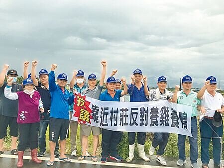 高雄有業者正在屏東萬丹鄉新鐘村設立大型養雞場,居民強烈反對,數百人19日自組「愛家鄉反汙染自救會」,準備長期抗爭。(謝佳潾攝)