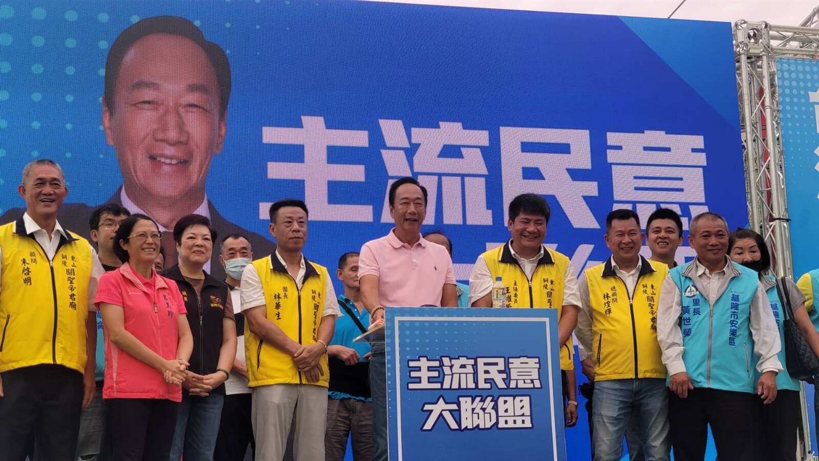 鴻海創辦人郭台銘今天到基隆拜關聖帝君廟,並參加造勢活動。記者游明煌/攝影