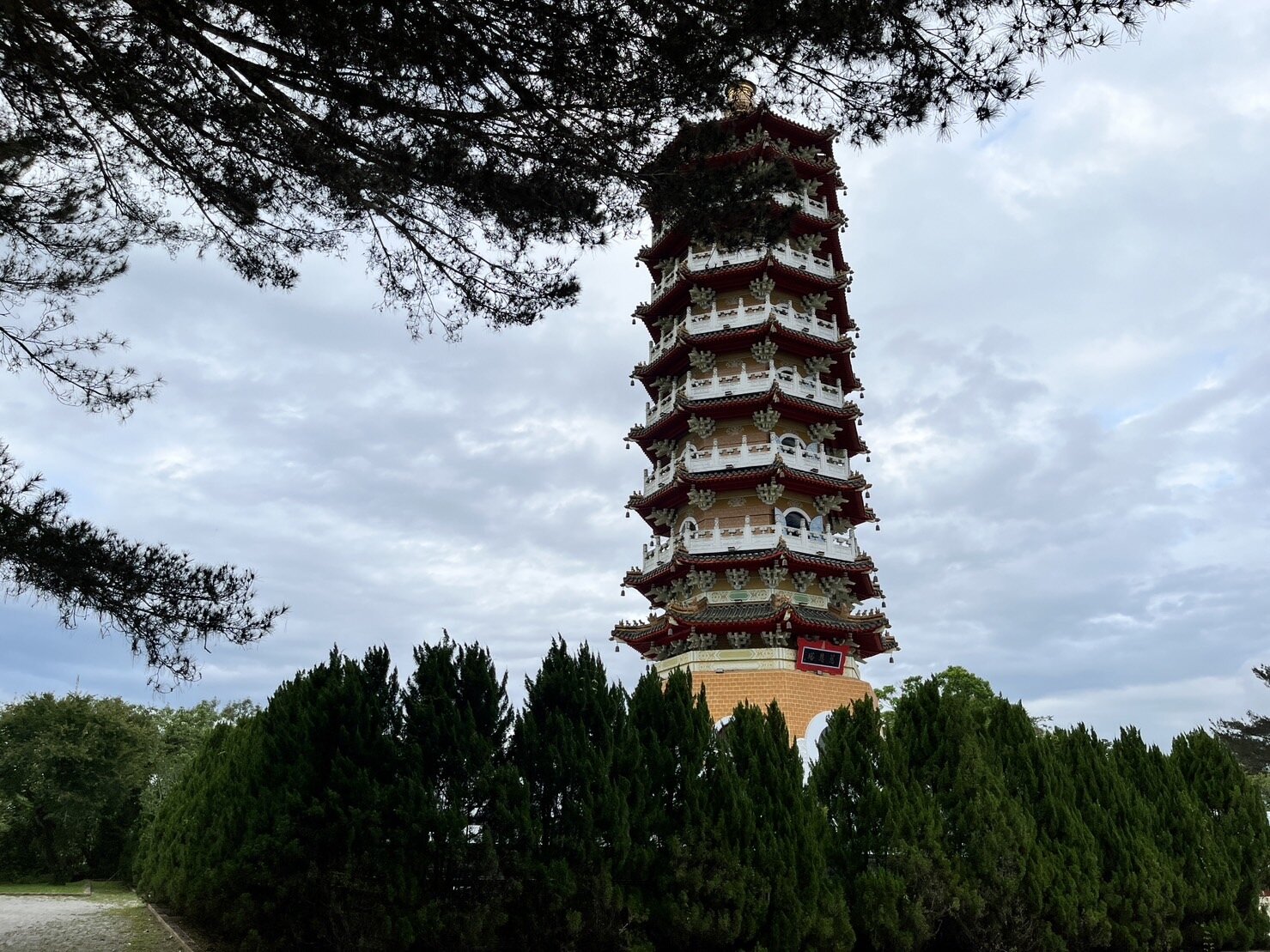 日月潭慈恩塔今天上午驚傳男子陳屍塔頂,讓目睹遊客驚嚇不已。記者江良誠/攝影