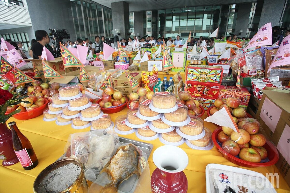 網路上流傳鬼月飲食盡量不要吃生魚片、鴨蛋等容易招陰的食物，觸犯恐招來好兄弟，民俗專家蒲慶峰認為人的食物沒禁忌。報系資料照 