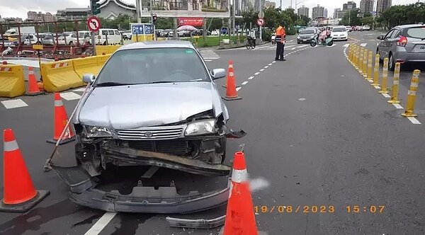 高雄葉姓男子今天下午駕車違規從大順路左轉進自由二路,將直行賓士車「撞」進輕軌工地,葉的轎車車頭毀損,幸無人傷。記者石秀華/翻攝