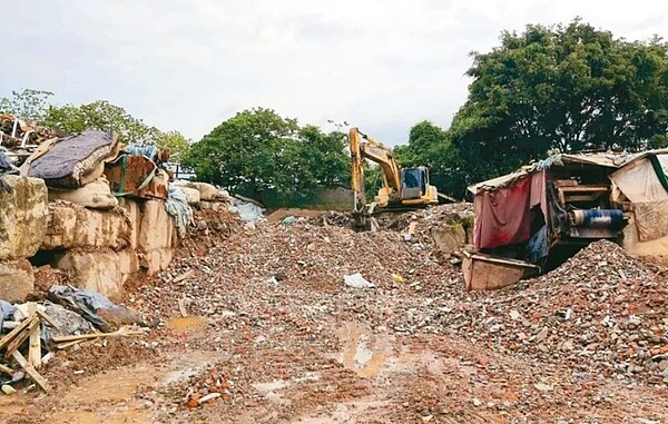 雲林縣沿海鄉鎮農地最近遭非法傾倒大批土木、營建廢棄建築混合物等。記者陳苡葳／翻攝
