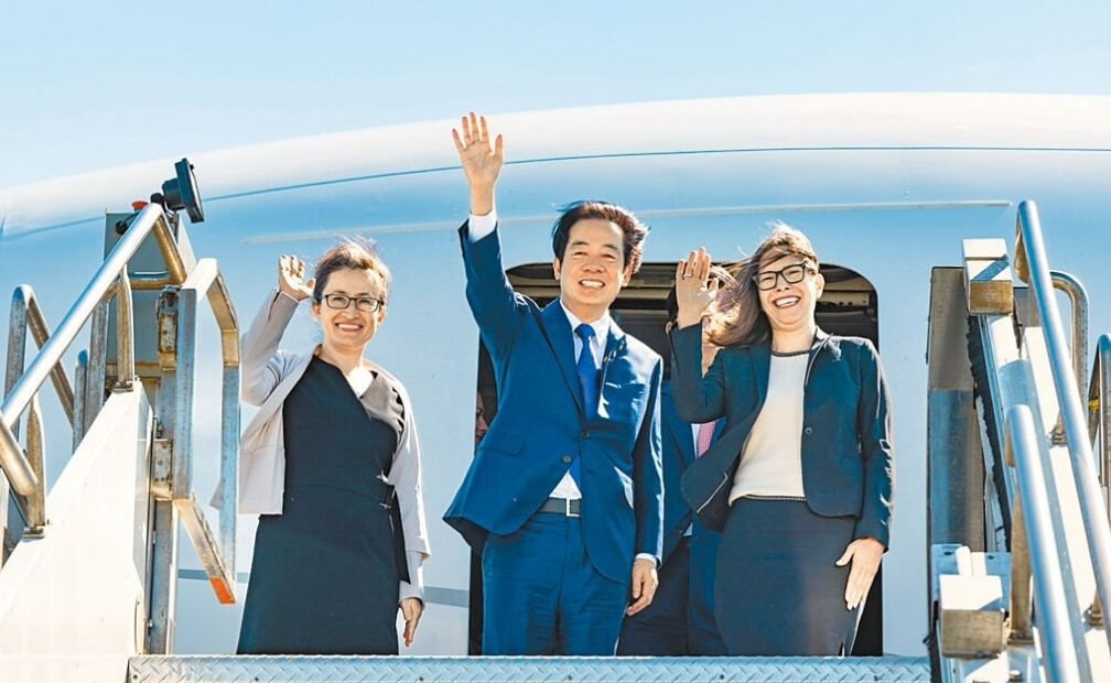 副總統賴清德出訪巴拉圭過境美國,引發中共文攻武嚇反制。圖為賴清德(中)返程過境舊金山,AIT主席羅森伯格(右)及駐美代表蕭美琴(左)接機。(總統府提供)