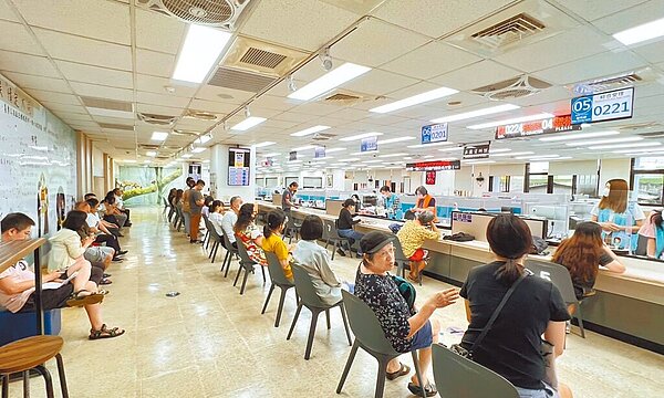 民進黨台北市議員鍾佩玲揭露,日前有民眾向她陳情,北市戶政叫號進度查詢系統,竟處於停擺狀況長達1周時間。圖/鍾佩玲辦公室提供