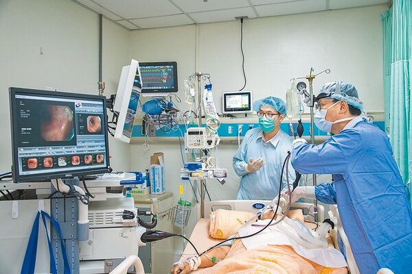 彰基醫療團隊為劉姓婦人做支氣管鏡檢查。圖／院方提供
