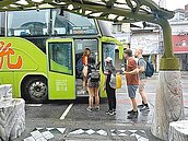 偏鄉沒公車　勒緊褲帶共乘計程車