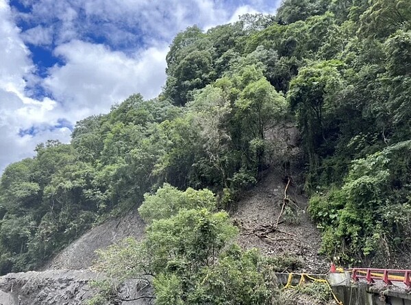 南投仁愛鄉投85線7.9K平靜橋路段上邊坡今又大坍方，目前道路中斷封閉。圖／仁愛鄉公所提供
