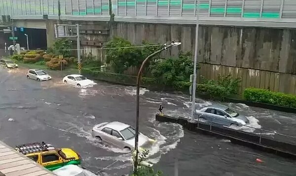 高雄日前豪大雨,高速公路九如交流道北上匝道淹水。圖/取自記者爆料網