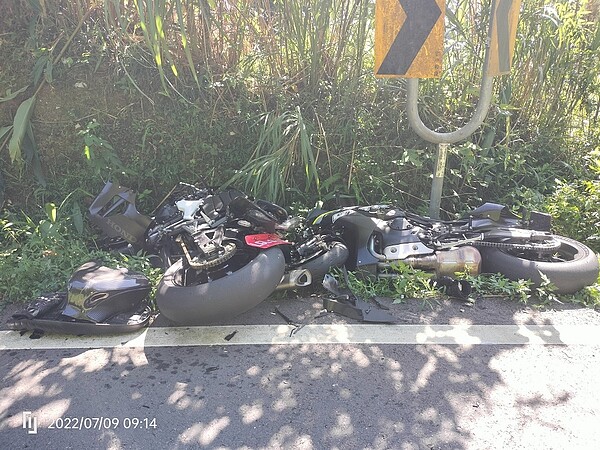 發生碰撞的重機被撞成一團廢鐵。記者黃子騰/翻攝