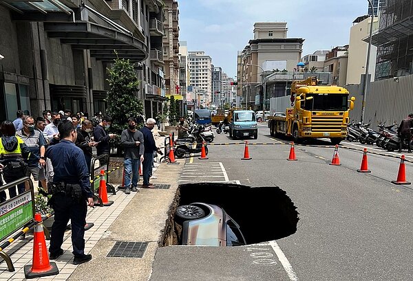 桃園近年來建築產業蓬勃發展,高樓層及基礎深挖的建築工程日益增加,為避免工地深開挖過程發生坑洞坍塌等事件,市府建築管理處啟動「建築工地深開挖巡檢作業」。示意圖/新竹縣議員朱健銘提供