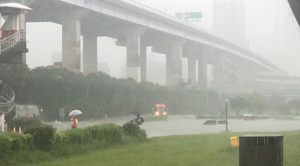 板橋堤外便道因雷雨積水。記者黃子騰／翻攝
