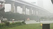 午後大雷雨釀災情！板橋堤外道積水　車輛拋錨駕駛受困