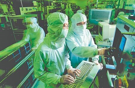 國內積極培育STEM領域學生,半導體成為熱門學科。圖為台積電晶圓廠生產線。(本報資料照片)