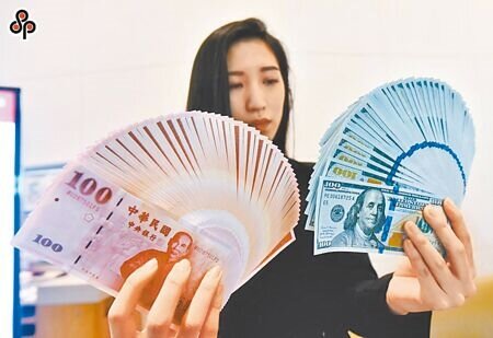 新台幣一旦貶破32元,恐下探去年10月低點32.345元。(本報資料照片)