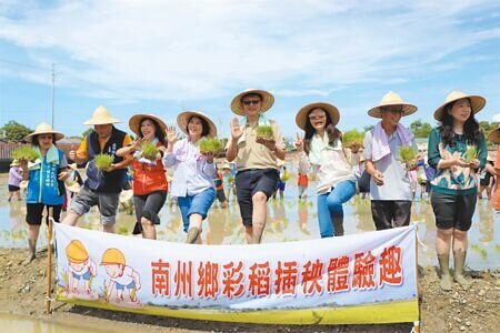 屏東縣府與南州鄉公所合作,20日攜手以「海底世界」為主題將彩稻插回南州糖廠,國慶連假與大家相見歡。(謝佳潾攝)