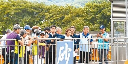 
高雄市長陳其邁（前右四）20日到旗山溪甲仙攔河堰視察。（林瑞益攝）
