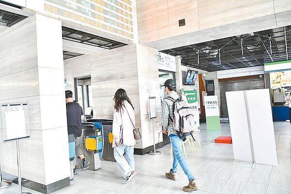 彰化縣政府20日宣布,TPASS通勤月票今起可搭彰化縣境內台鐵。圖/彰縣府提供