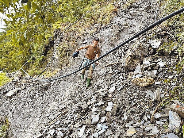 天池山莊管理員趁天氣好轉進入能高越嶺道西段勘災，確定短期內無法開放攀登。圖／天池山莊提供