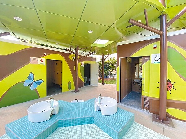 台中市政府推動美樂地計畫「陽光公廁」政策,將男女廁間比例從1比3提升至1比4,目前已改善82座,預計年底前再改善12座。(建設局提供/張亦惠台中傳真)