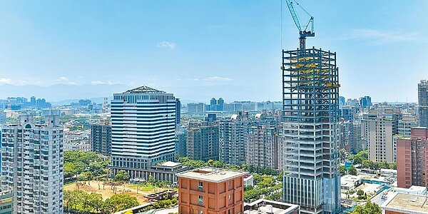 房市能不能達到不炒房、真正需要的民眾能有房,公股銀董座指出,癥結在於「台灣人買不起地」,認為政府可用地上權宅,來解決房市問題。圖/中時報資料照片