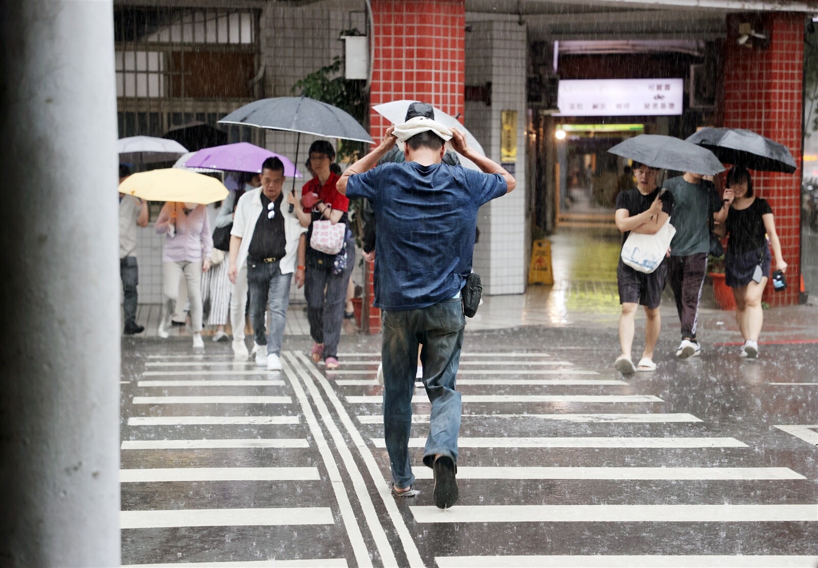 午後近山區仍有局部雷陣雨，不排除仍有局部大雷雨的機率，午後應持續注意天氣變化。記者邱德祥／攝影 