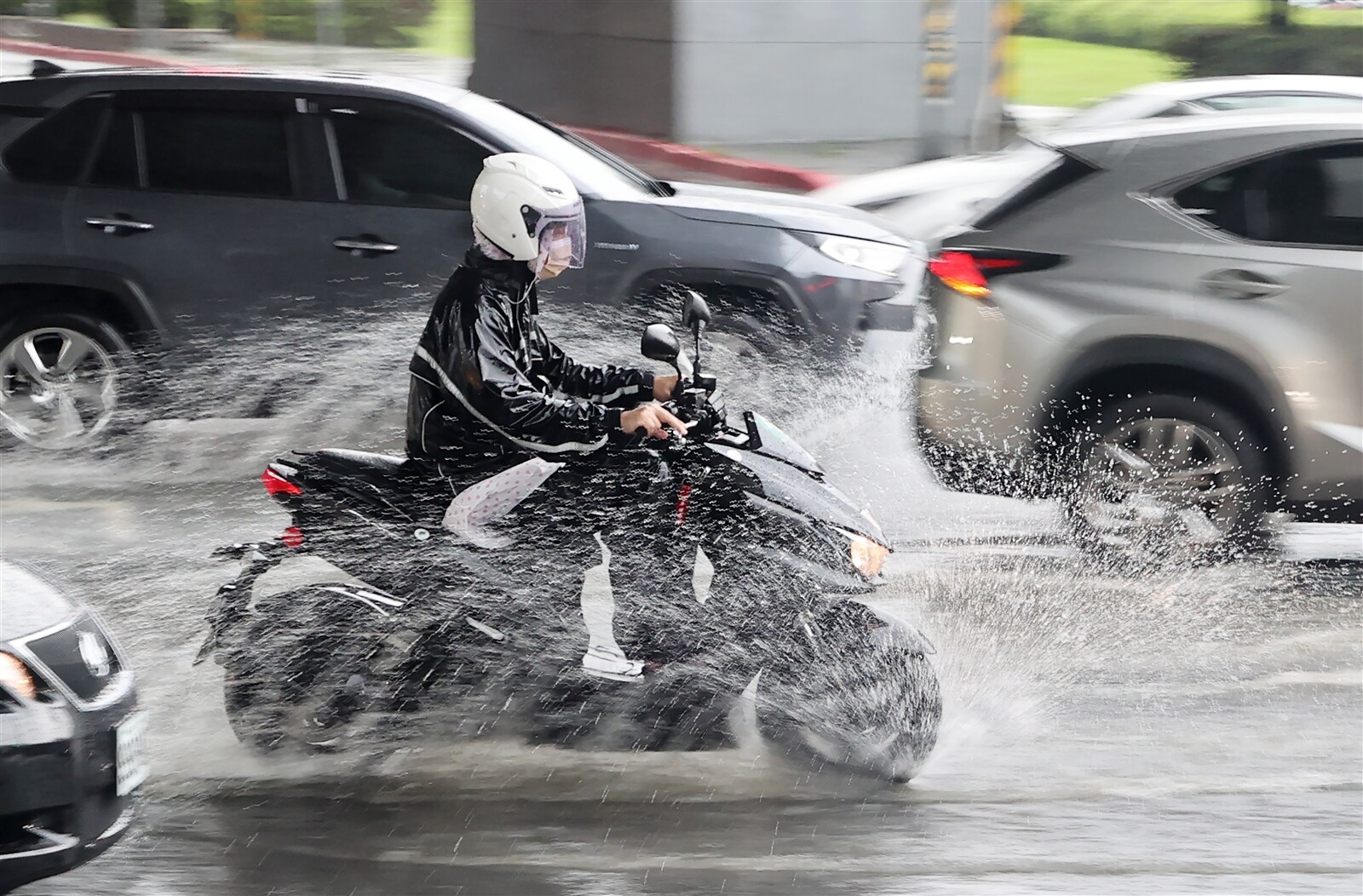 本周天氣在午後仍不穩定，午後至晚間各地還是會有局部短暫陣雨或雷陣雨機會。記者邱德祥／攝影 