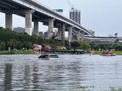 暴雨狂炸雙北！1車在華江橋堤外快要「滅頂」　警示皆正常