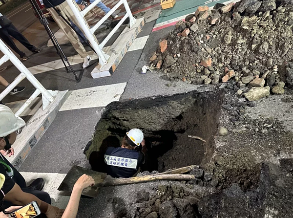 北市民生東路二段159巷前晚也出現「天坑」。圖/議員陳怡君提供