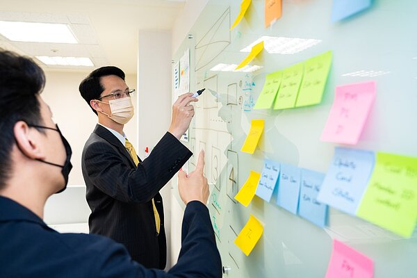 身為台灣房仲第一品牌,永慶數位和資通訊團隊有將近200人的規模,橫跨多樣數位和資通訊領域,並持續擴大招募。圖/永慶房產集團提供