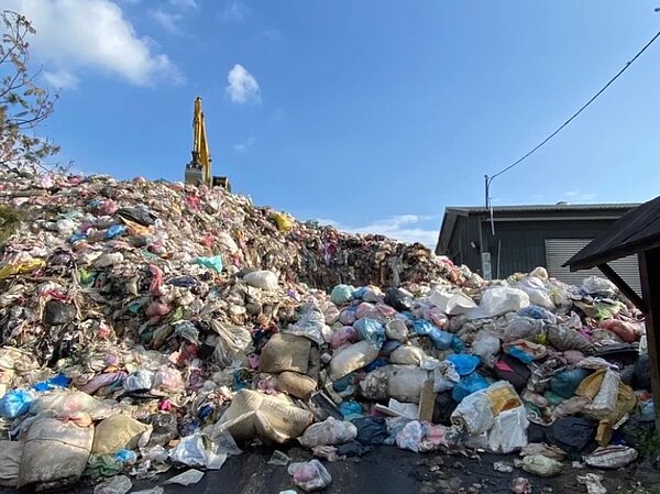 民眾生活習慣改變，加上焚化爐歲修整改影響處理量能，部分縣市無力處理爆量垃圾，只能向外縣市尋求互惠協助。圖為南投埔里清潔隊旁垃圾山。圖／埔里鎮公所提供

