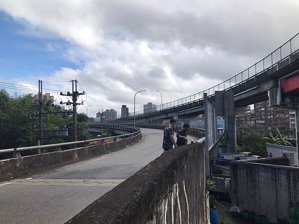 為提升汐止貨櫃聯絡道橋梁結構安全，新北養工處將自8月21日起，分兩階段辦理橋梁例行修繕工程，屆時請用路人提前改道通行。圖／新北工務局提供
