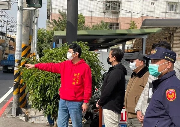 台中市議員周永鴻(左)批中市府投入預算少,無心改善行人環境。圖/周永鴻提供