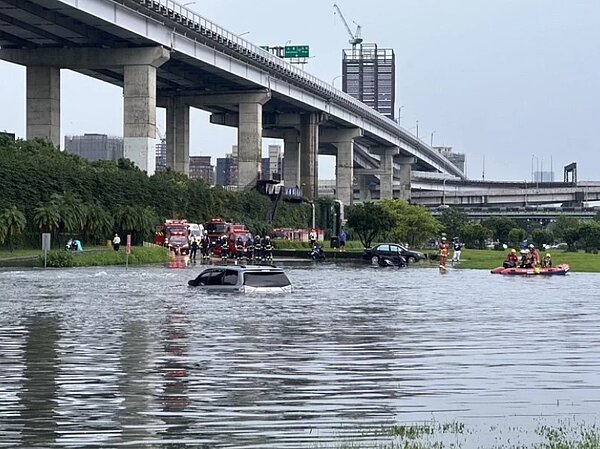 新北板橋華江橋堤外便道昨有民眾駕車不慎闖入,因進入積水區導致車輛拋錨,一度就快要「滅頂」,景象怵目驚心。圖/新北海山分局提供