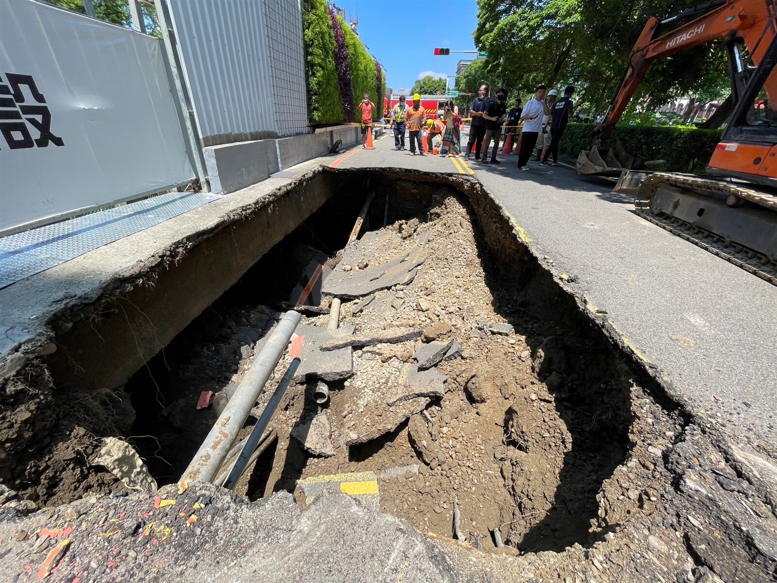 距離新竹縣政府僅300公尺的光明六路與縣政七街今天上午裂出一個長10公尺、寬3公尺深度近3公尺的「天坑」，現場可見道路地基已被掏空。記者黃羿馨／攝影 