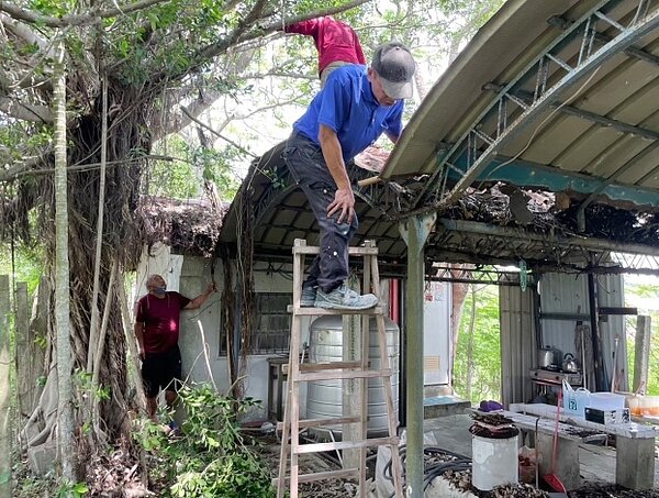 台南愛心銀行助獨老修屋。圖/台南市社會局提供