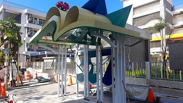 板橋區「後埔國小(重慶路)」書型候車亭。圖/交通局提供