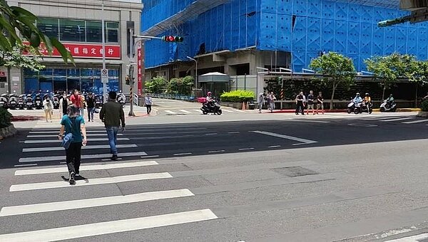 內湖路1段591巷行人早開。圖／交工處