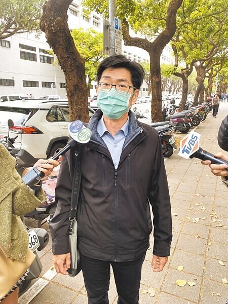 國家通訊傳播委員會(NCC)前專門委員喬建中,前年帶登山團途經玉山國家公園杜鵑營地,任令隊員違法就地砍伐、取柴及生火,釀成重大森林火災,近80公頃林地遭焚毀。圖為喬建中到懲戒法院出庭。(本報資料照片)