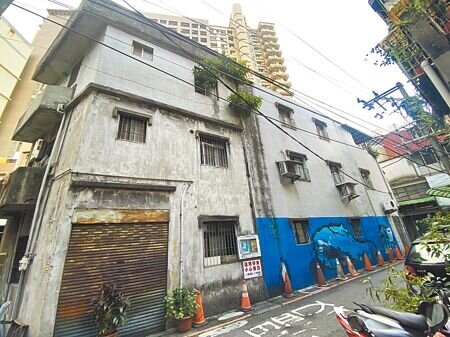 「永和區中信段都更案」延宕13年,居民質疑建商遭到掏空,已無能力執行都更,參與居民過半數連署撤案。(黃敬文攝)