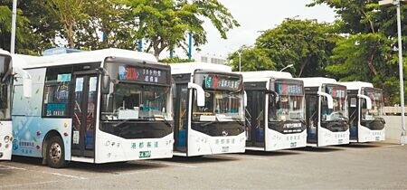 
高雄拚「2050淨零排放」目標，全面補助客運業者更換電動公車，目前電動公車占28％六都第一，昨日高市7家客運業者簽下共同宣言，朝2030年市區公車全面電動化邁進，達成2050淨零排放目標。（崔正綱攝）
