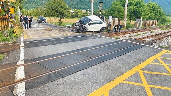 台鐵401車次太魯閣號21日上午行經花蓮縣新城鄉佳民村平交道，遭侵入軌道的白色轎車攔腰撞上，轎車車頭因強大撞擊力全毀。圖／民眾提供
