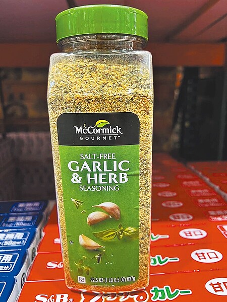 好市多台中南屯分公司的McCormick大蒜綜合香料調味粉檢出殘留農藥環氧乙烷0.1ppm,與我國不得驗出規定不符。圖/台中市食安處提供